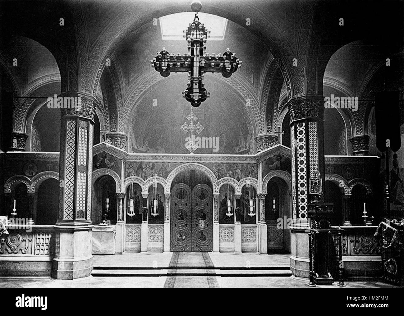 Dieses Gemälde von Grigori Gagarin aus dem Jahr 1860 zeigt die Mariinski-Palastkirche in St. Petersburg, Russland. Sie bietet einen detaillierten Blick auf die architektonische Pracht und das komplizierte Design der Kirche, die die russische religiöse Kunst des 19. Jahrhunderts widerspiegelt. Stockfoto