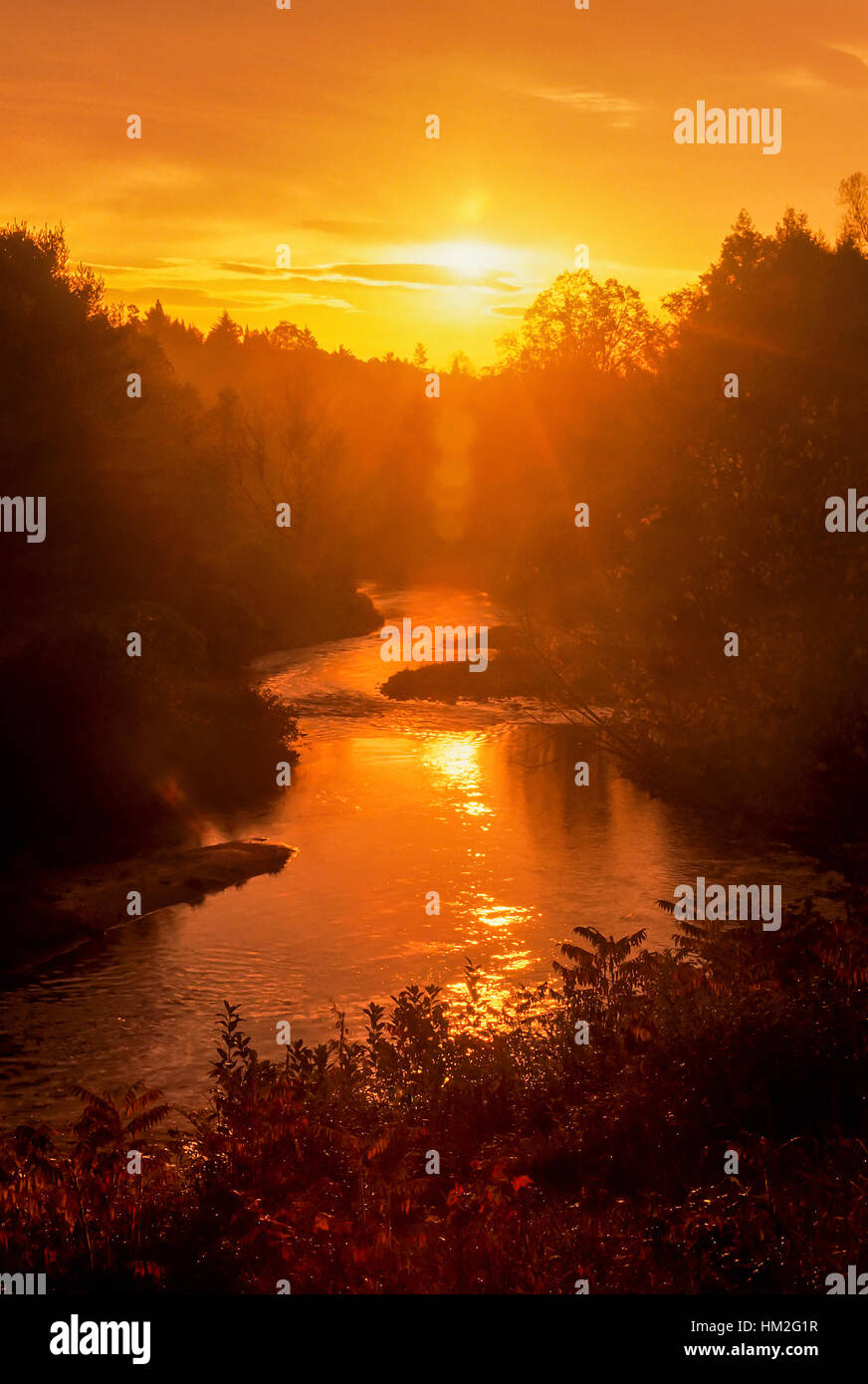 Lebendige orange Sonnenuntergang über den Wells River in Groton, VT, USA. Stockfoto