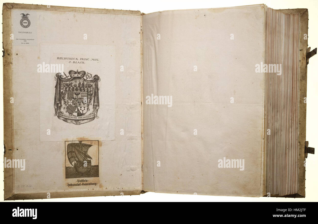 Die Gutenberg-Bibel, die Mitte des 15. Jahrhunderts gedruckt wurde, ist eines der ersten großen Bücher, die in beweglicher Schrift gedruckt wurden. Sein Design und Druck revolutionierten die Buchproduktion und markierten einen bedeutenden Meilenstein in der europäischen Geschichte. Stockfoto