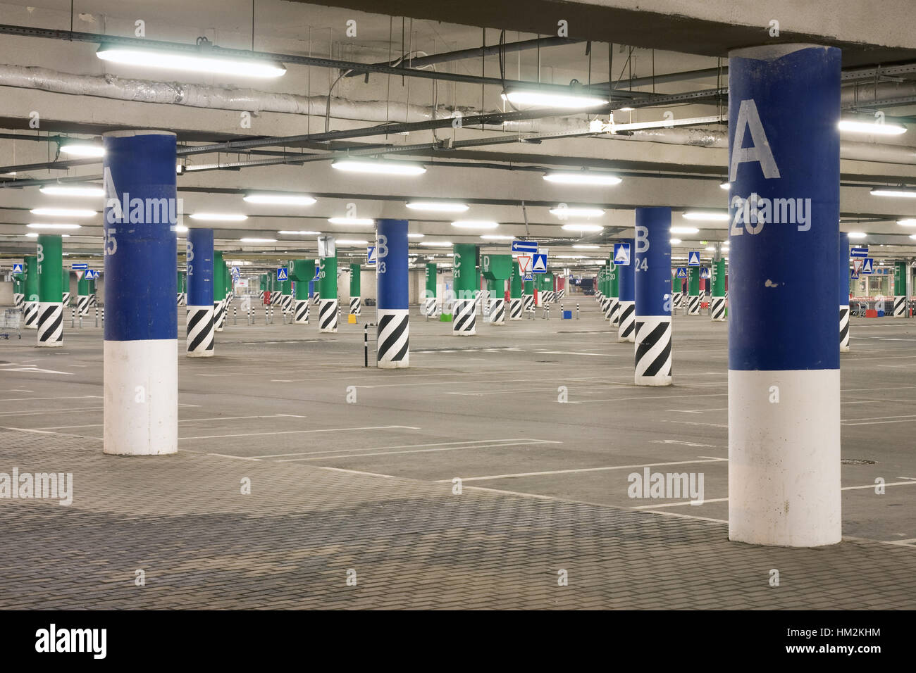 Leere Tiefgarage in der Nacht in Moskau Stockfoto