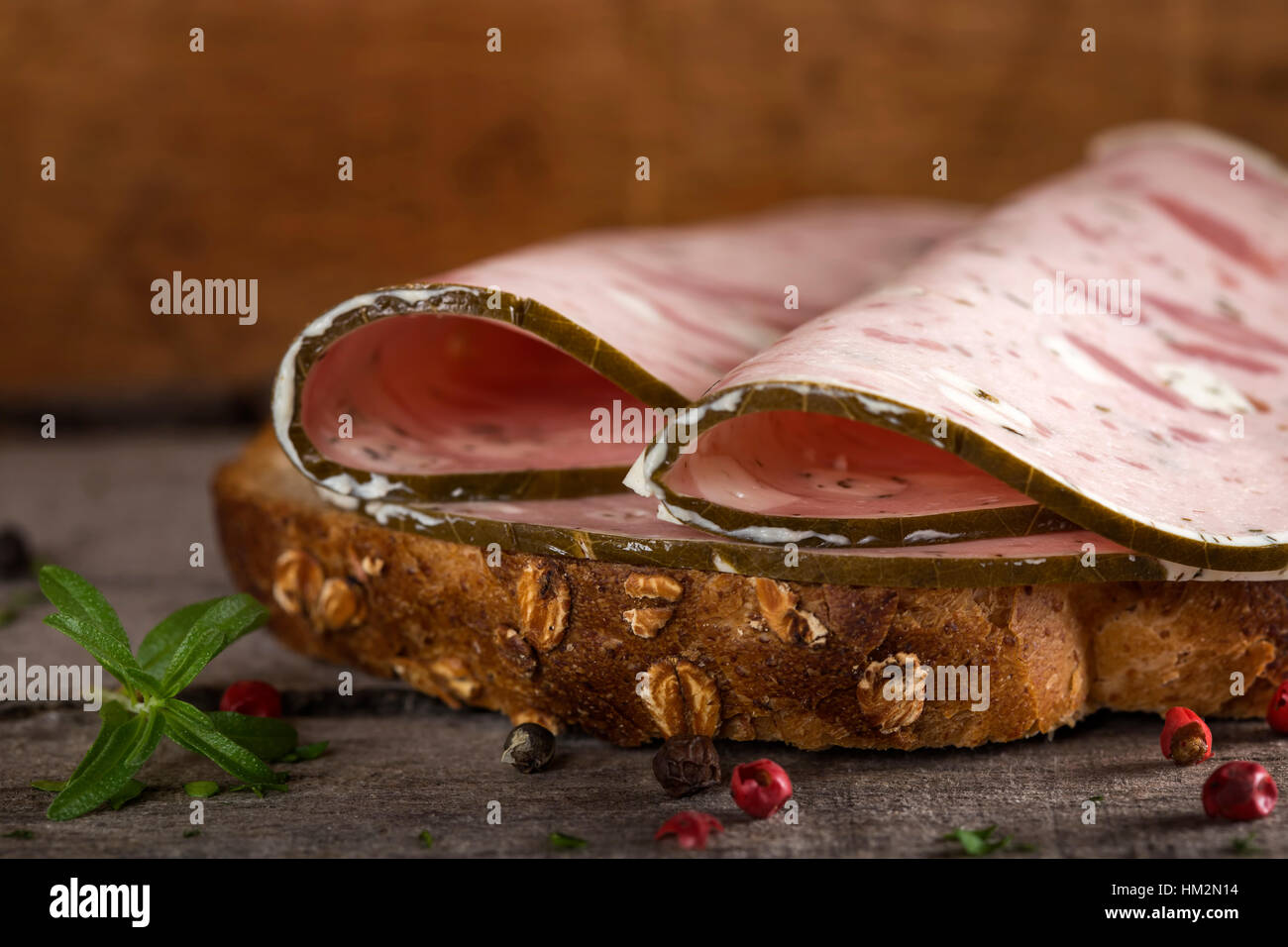 Open-Sandwich mit Spezialität Schinken oder Salami gemacht mit Schweinefleisch und Schafen Käse auf hölzernen Hintergrund Stockfoto