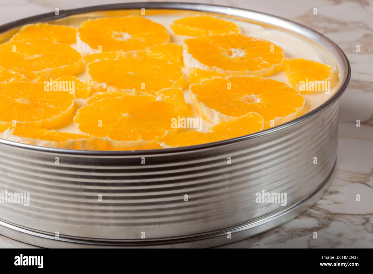 Frische orange Kuchen in Pfanne auf einem Küchentisch Stockfoto
