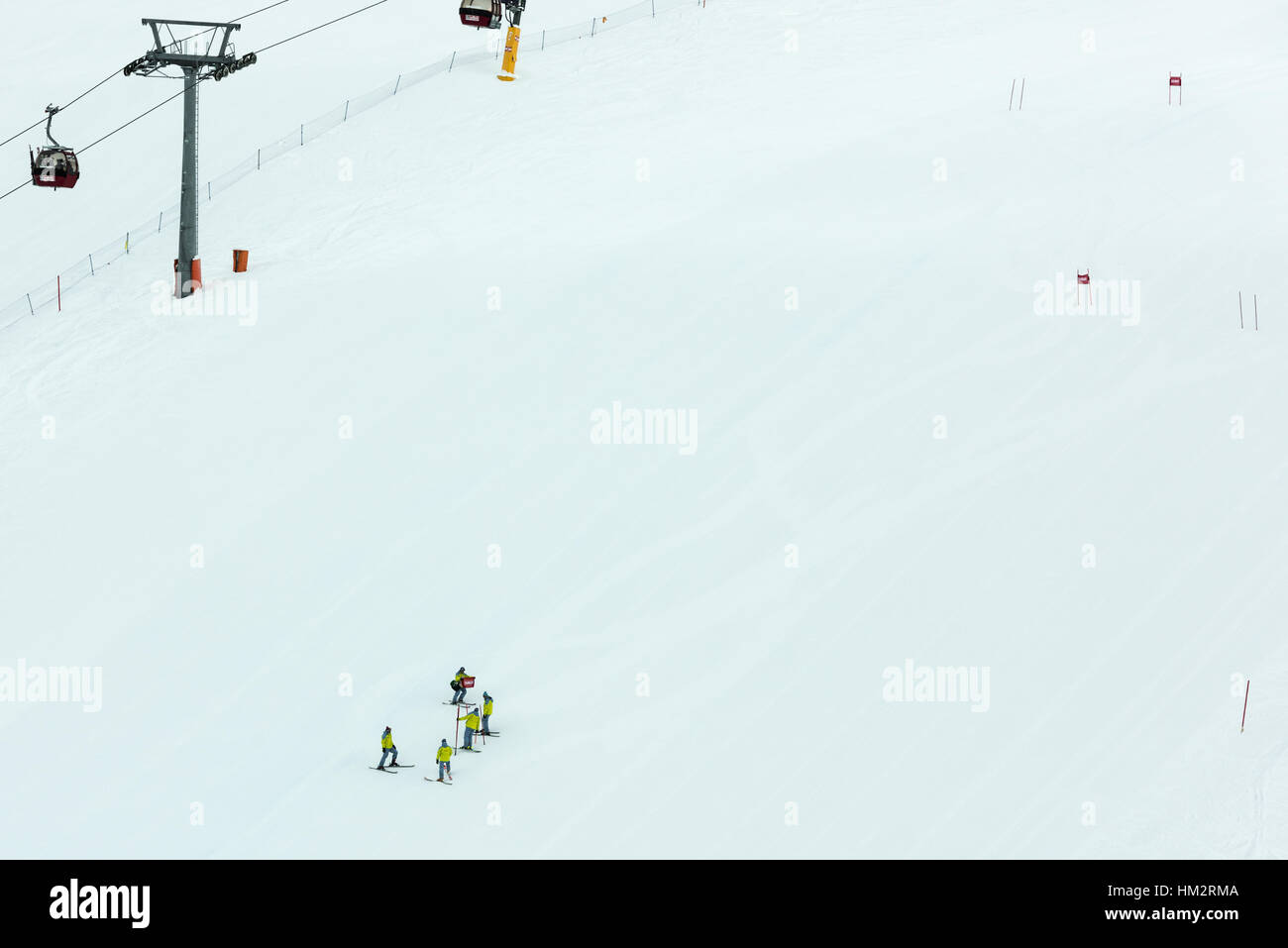 Saalbach-Hinterglemm, Österreich-22. Januar 2017: Männer bereiten sich die Tore für einen Riesenslalom Ski Kurs am FIS World Cup Hang. Stockfoto
