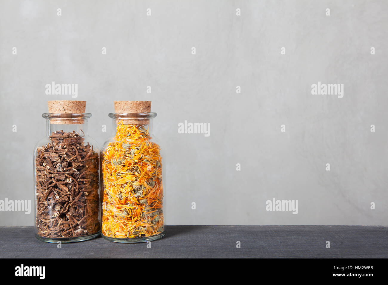 Gläser von Kräutern, die auf einem schwarzen Tisch ausgerichtet. Stockfoto