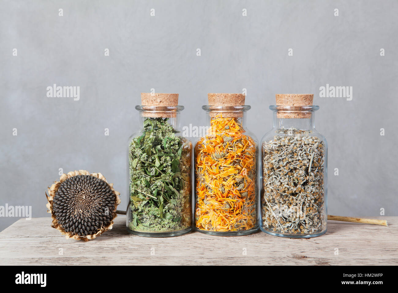 Verschiedene Arten von Kräutern für Tee in Glasflaschen. Stockfoto
