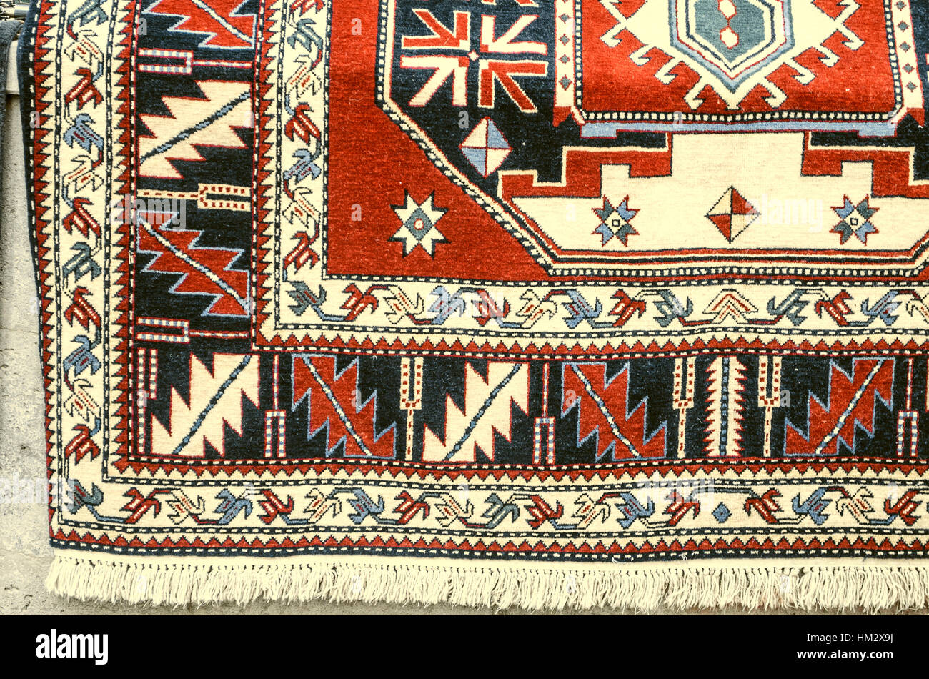 Ecke bunte Teppich mit geometrischem Muster in roten, weißen und dunklen Blautönen Stockfoto