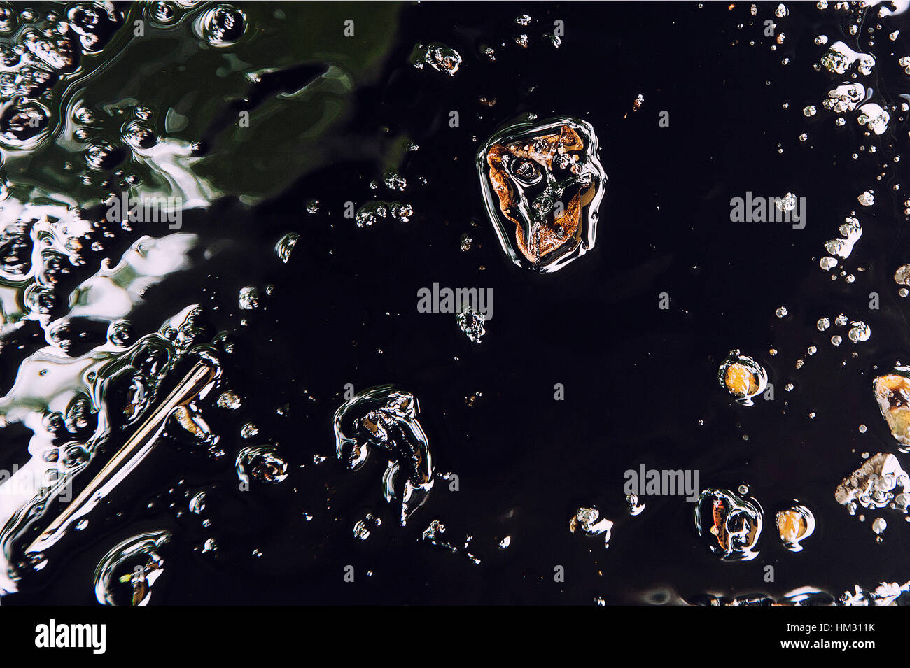 Auto Öl auf dem Boden. Kreative abstrakte Foto. Stockfoto