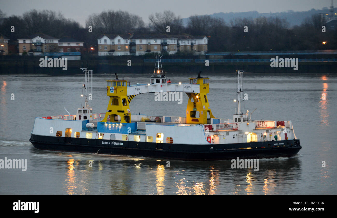 James Newman, eines der drei Woolwich Fähren, hier auf der Themse zu sehen. Stockfoto