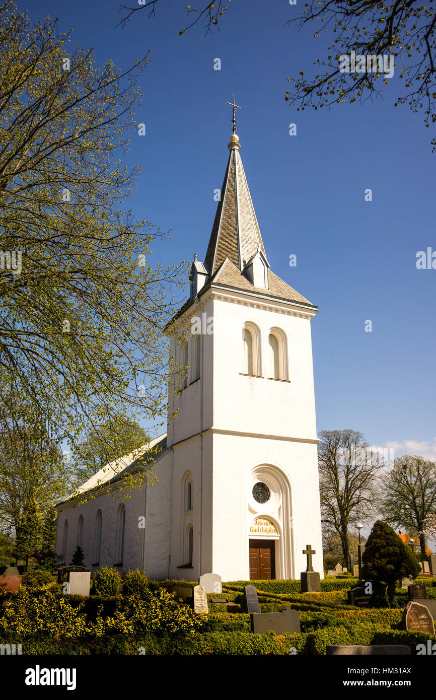 Eine weiße Kirche auf dem Lande mit Kirchhof und Grabsteine, Lackalanga, Schweden, 6. Mai 2015 Stockfoto