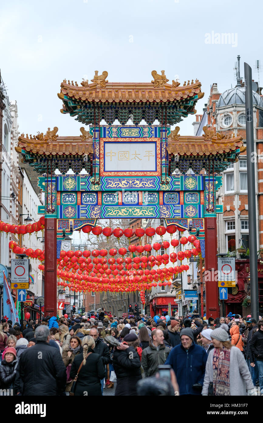 Chinesischer Bogen mit roten Laternen in Londons Chinatown auf Chinese New Year (Jahr des Hahnes) 2017 Stockfoto