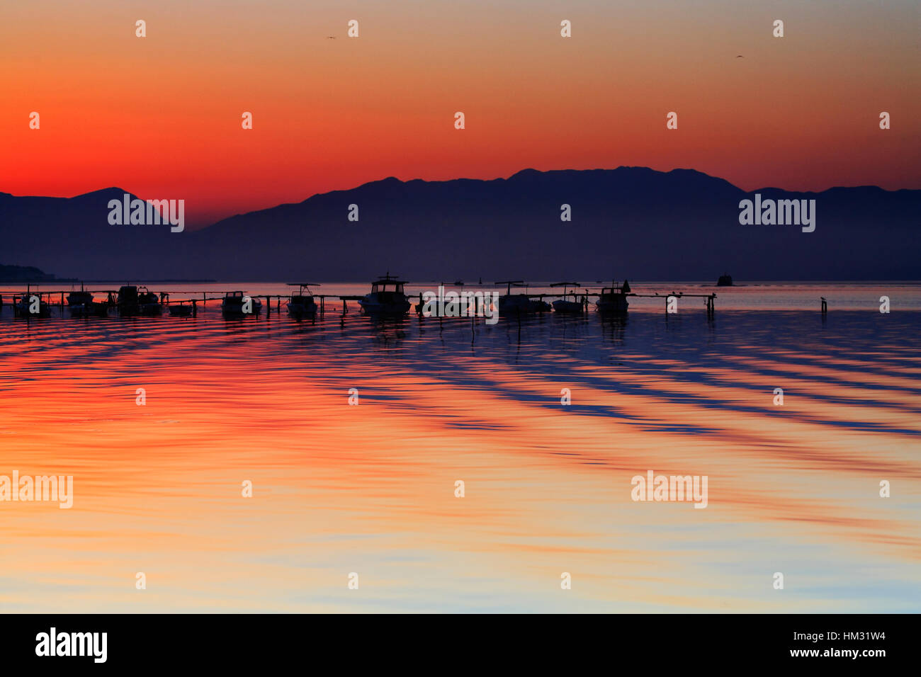 Dalmatien Sonnenaufgang. Boote in der Nähe der Stadt Split in Kroatien andocken Stockfoto