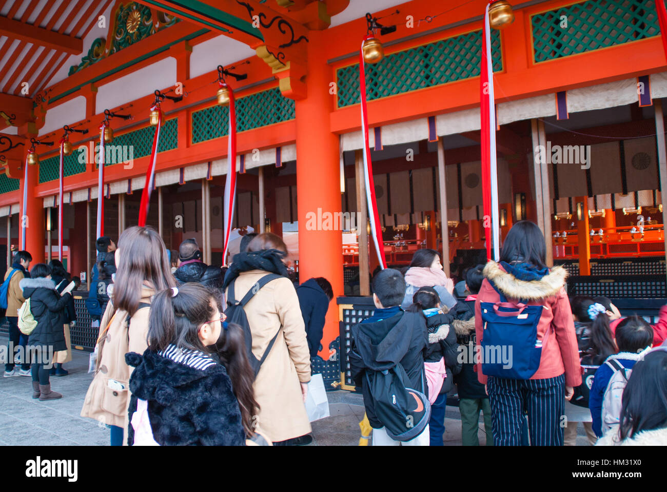 Menschen beten im Fushimi Inari-Taisha-Schrein in Kyoto, Japan. Stockfoto