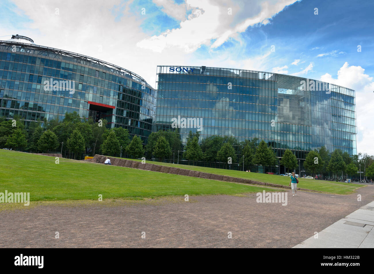 Moderne Glas-Gebäude in der Nähe von Sony Center in Berlin, Deutschland. Stockfoto