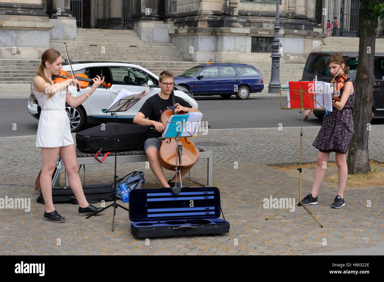 Zwei junge, weibliche und eine männliche Jugendliche spielen klassischen Musik vor dem Berliner Dom, Deutschland. Stockfoto