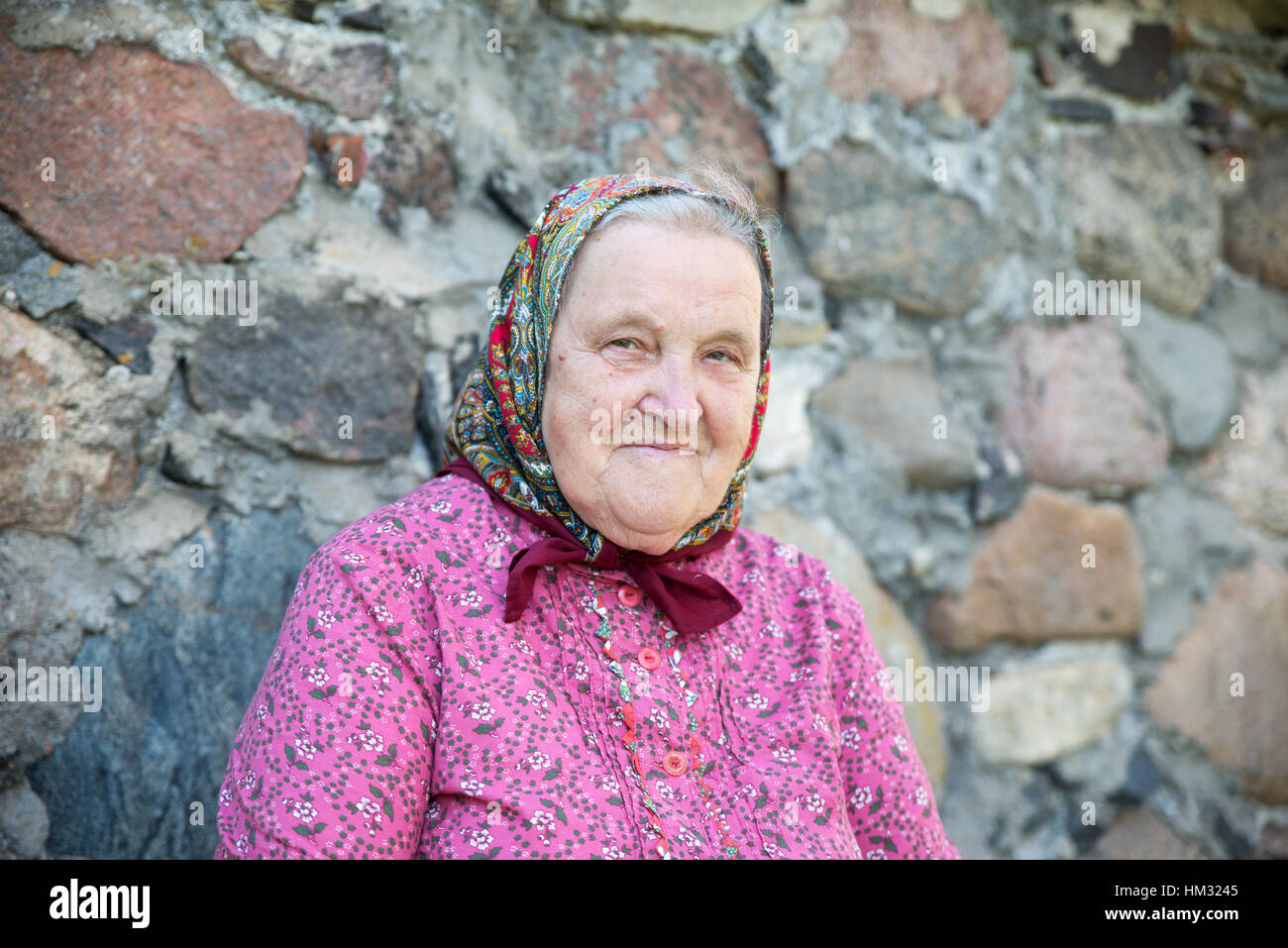 Porträt einer alten Frau mit Tracht, Insel Kihnu, Estland Stockfoto