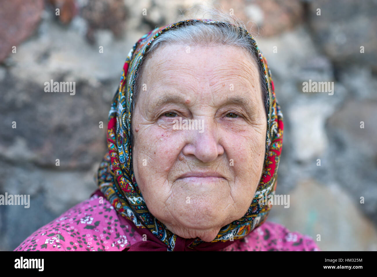 Porträt einer alten Frau mit Tracht, Insel Kihnu, Estland Stockfoto