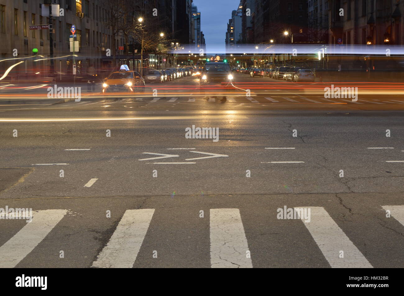 Straßenbeleuchtung und Verkehr NYC in der Dämmerung - Central Park West Stockfoto