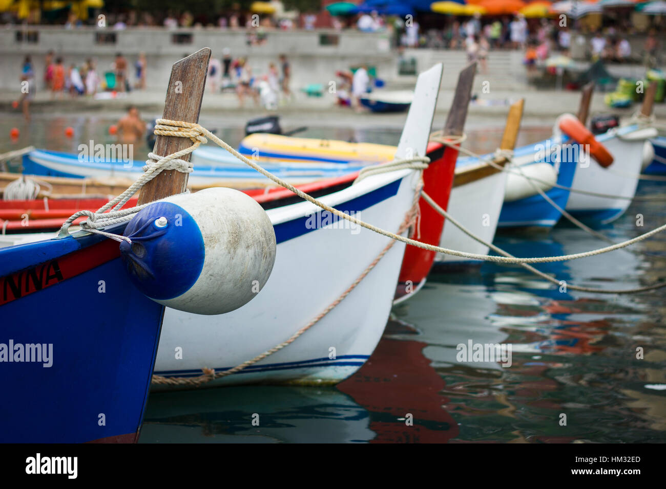 Boote vertäut im Hafen von Vernazza bunt, malerisch in den Cinque Terre, Italien Stockfoto