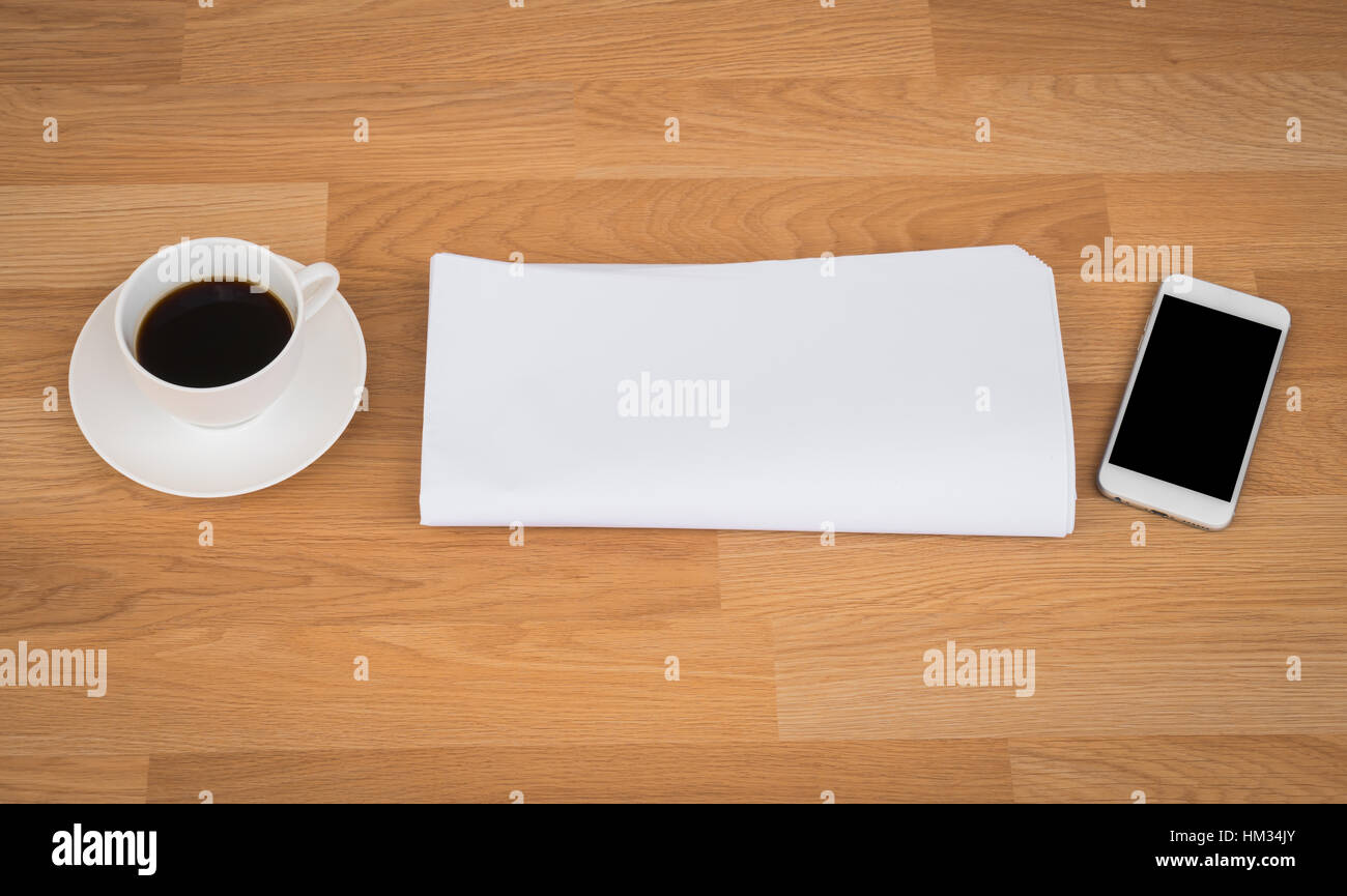 Leere Zeitung mit leeren Raum und Kaffeetasse, Handy-mock-up auf Holz Hintergrund Stockfoto