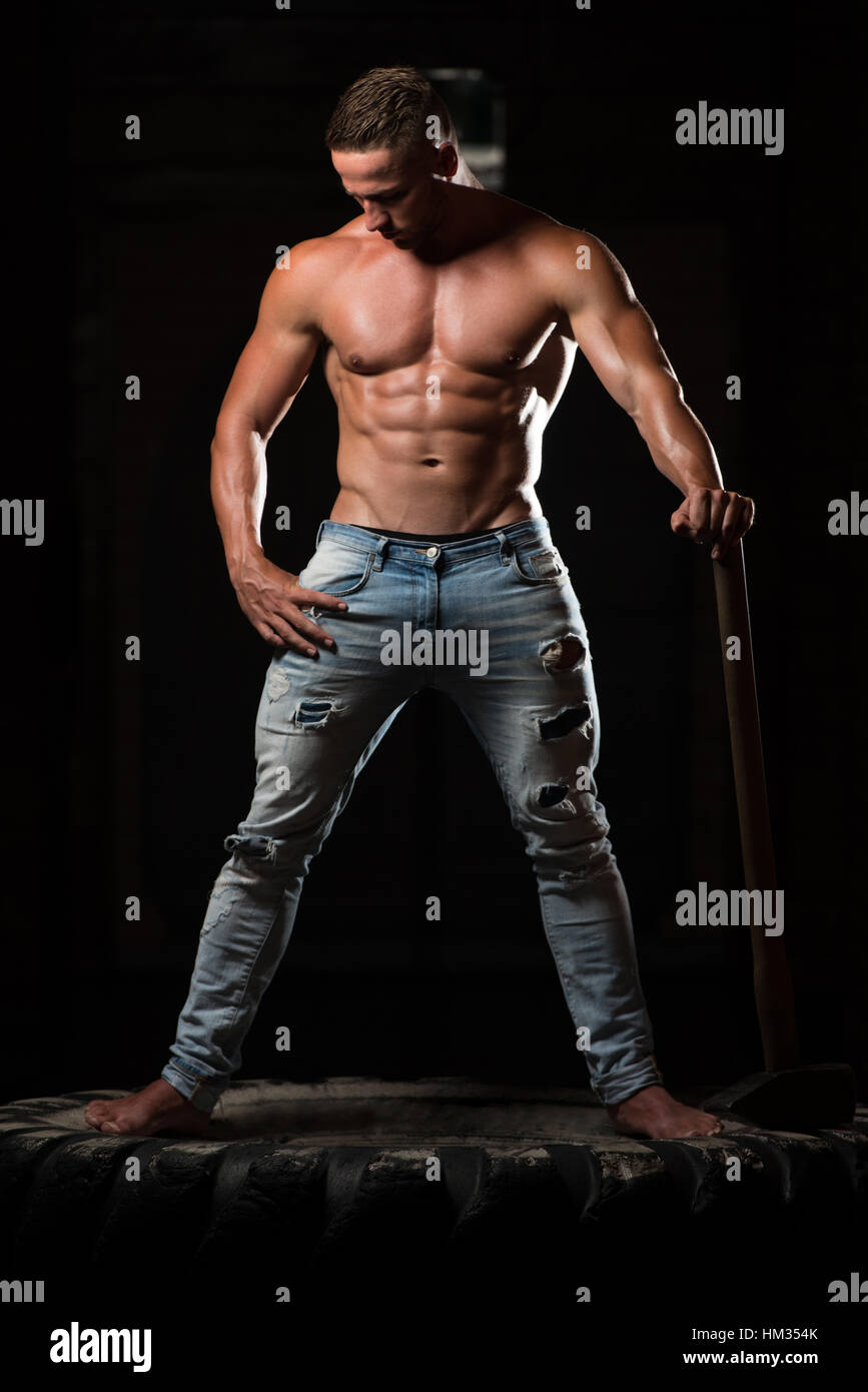 Portrait eines jungen passen körperlich Mann Workout im Fitness-Studio ...
