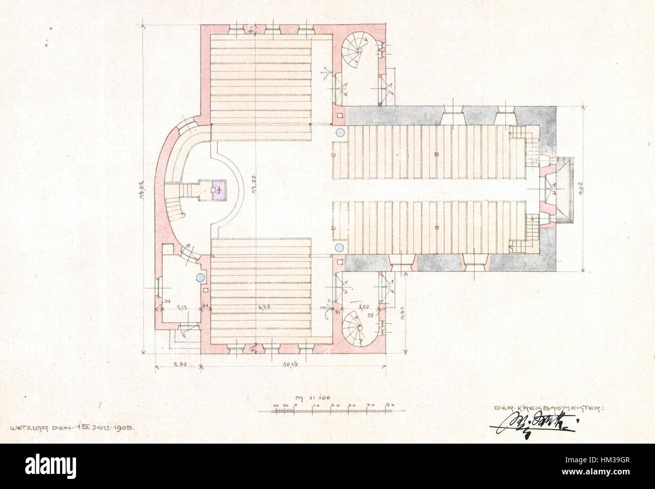 Der Grundriss der *Hochelheimer Kirche* repräsentiert die Grundrisse eines historischen Kirchengebäudes und zeigt die architektonische Gestaltung und die funktionalen Räume. Diese Kirche, bekannt für ihre komplizierte Anordnung, spiegelt das architektonische Erbe ihrer Zeit wider. Stockfoto