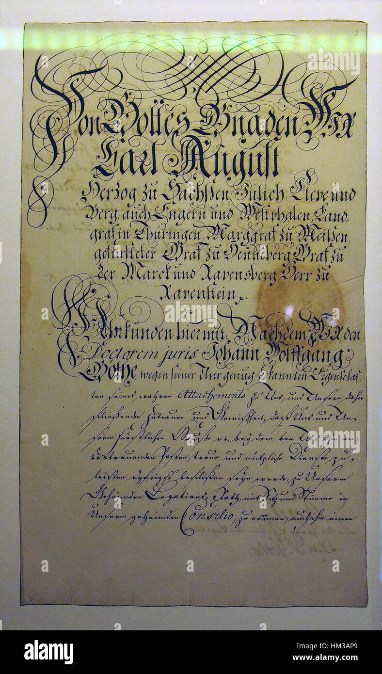 Ein amtliches Dokument, das Johann Wolfgang von Goethes Ernennung zum Geheimer Legationsrat in Weimar bestätigt. Dieses Dokument, das im Goethe-Nationalmuseum untergebracht ist, steht für Goethes wichtige Rolle am Weimarer Hof und seinen Einfluss auf die deutsche Kultur im 18. Jahrhundert. Stockfoto