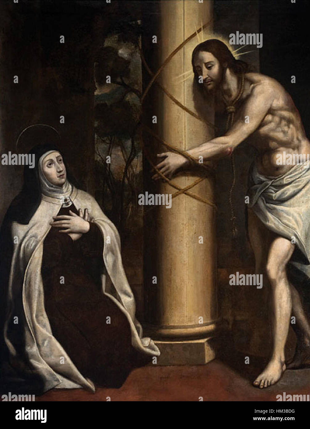 Dieses Gemälde von Leiva zeigt die heilige Teresa von Avila, die vor Christus an der Säule (La columna) dargestellt wird, eine Szene, die ihre mystischen Erfahrungen symbolisiert. Das Stück hebt die barocke religiöse Kunst hervor und spiegelt die Spiritualität der Zeit mit dramatischer Emotion wider. Stockfoto