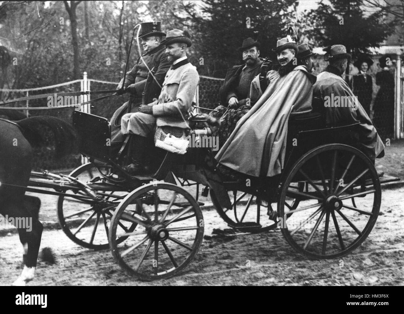Dieses historische Gemälde zeigt Kaiser Wilhelm II. Von Deutschland und Zar Nikolaus II. Von Russland, die ihre Beziehung als Monarchen während des frühen 20. Jahrhunderts festhalten. Das Bild spiegelt die politische Dynamik des europäischen Königshauses vor dem Ersten Weltkrieg wider Stockfoto