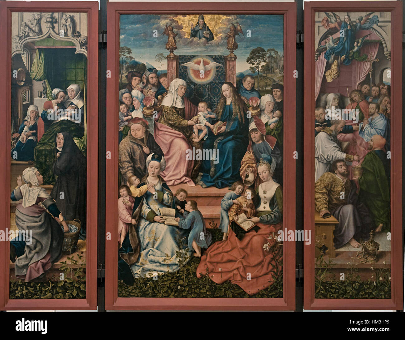 Dieses historische Stück mit dem Titel „HMF Altar hl Anna“ ist ein Altargemälde, das die Heilige Anna, die Mutter der Jungfrau Maria, darstellt. Das detaillierte Werk stellt ein religiöses Thema dar, das die Hingabe an die Heilige Anna und die heiligen Figuren zeigt, die mit dem christlichen Glauben verbunden sind. Stockfoto