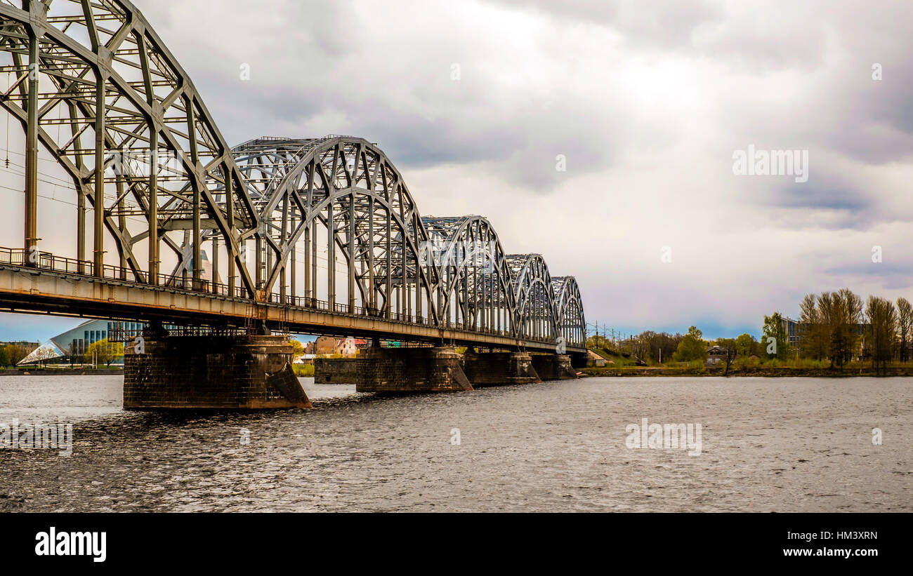 Eine eiserne Eisenbahnbrücke Stockfoto
