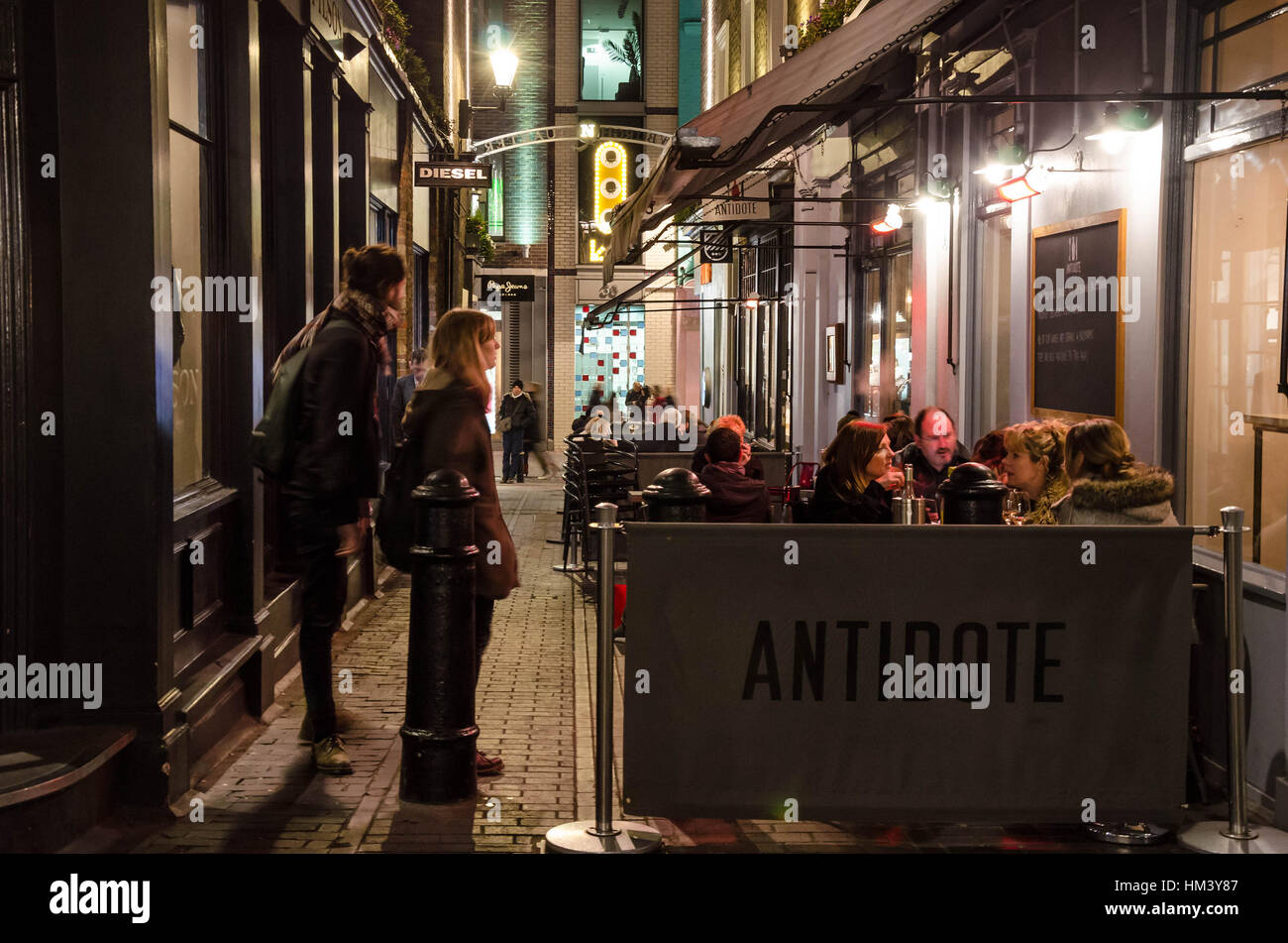 Menschen Wohn / Out an einem Abend in Gegenmittel in Newburgh Street im Londoner West End. Stockfoto