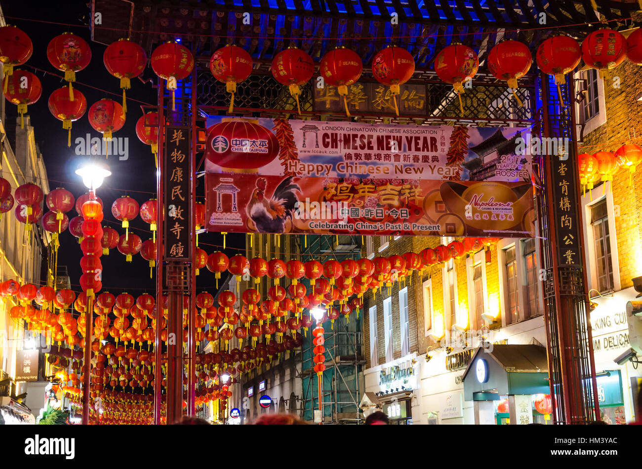 Chinesische Laternen hängen auf der anderen Straßenseite in China Town, London. Stockfoto