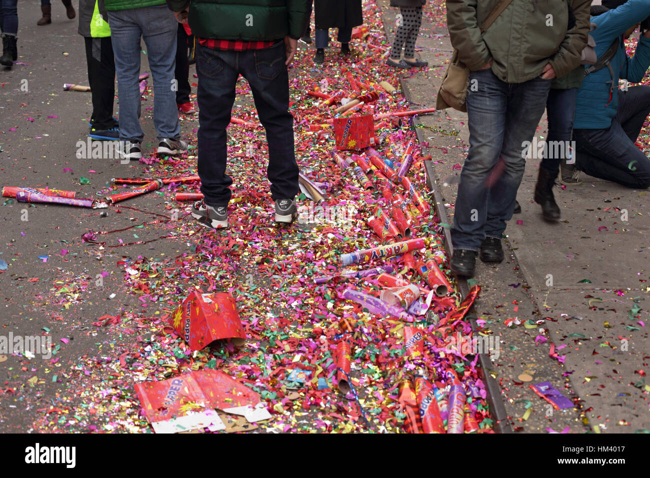 Abgebrannter Riesen Party Poppers, Konfetti und Glitzer Wurf eine NYC Chinatown Straße am ersten Tag des chinesischen neuen Jahres Stockfoto
