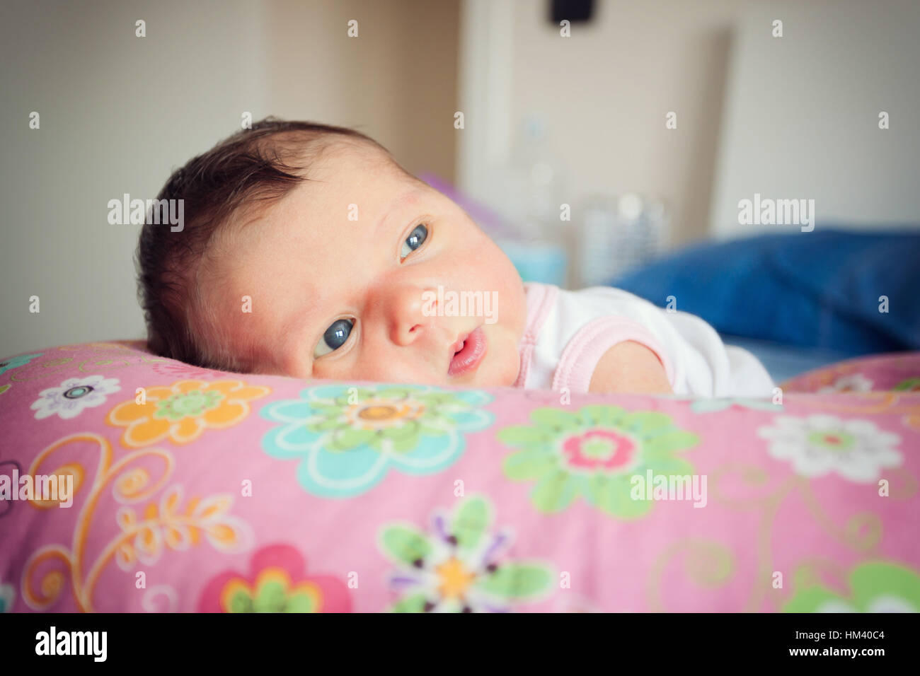 Porträt von einem Neugeborenen Babymädchen mit blauen Augen. Stockfoto