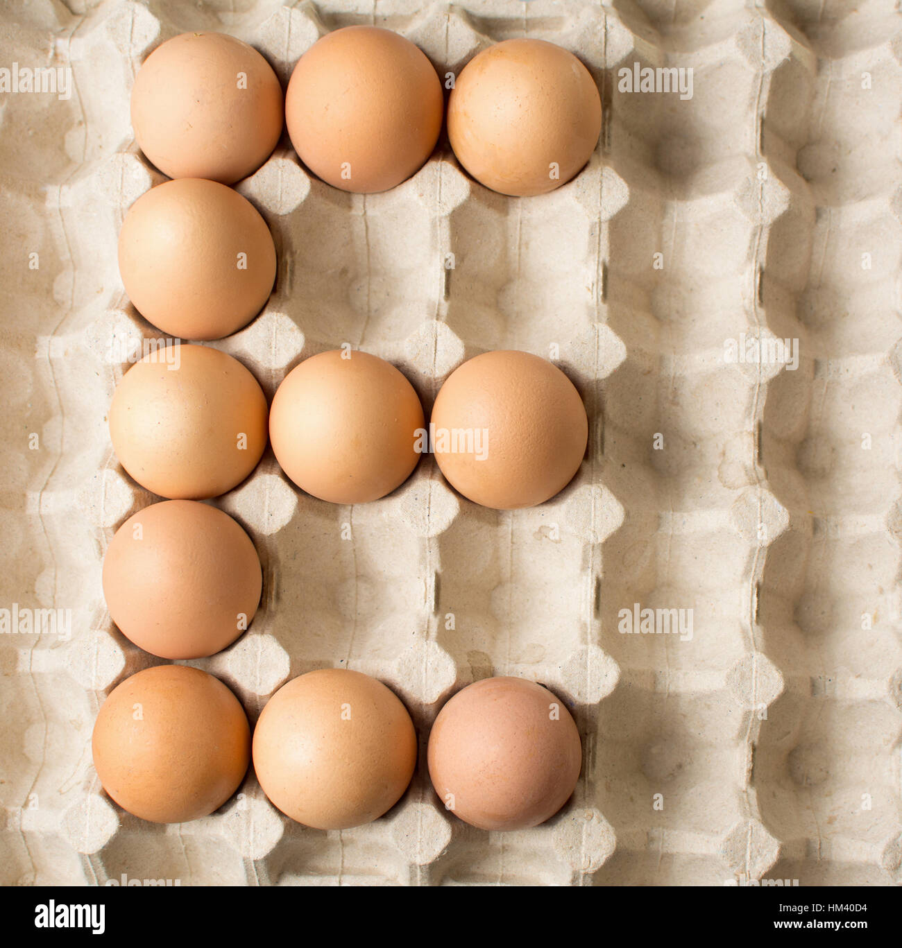 Buchstabe E, hergestellt aus Eiern auf Karton Stockfoto