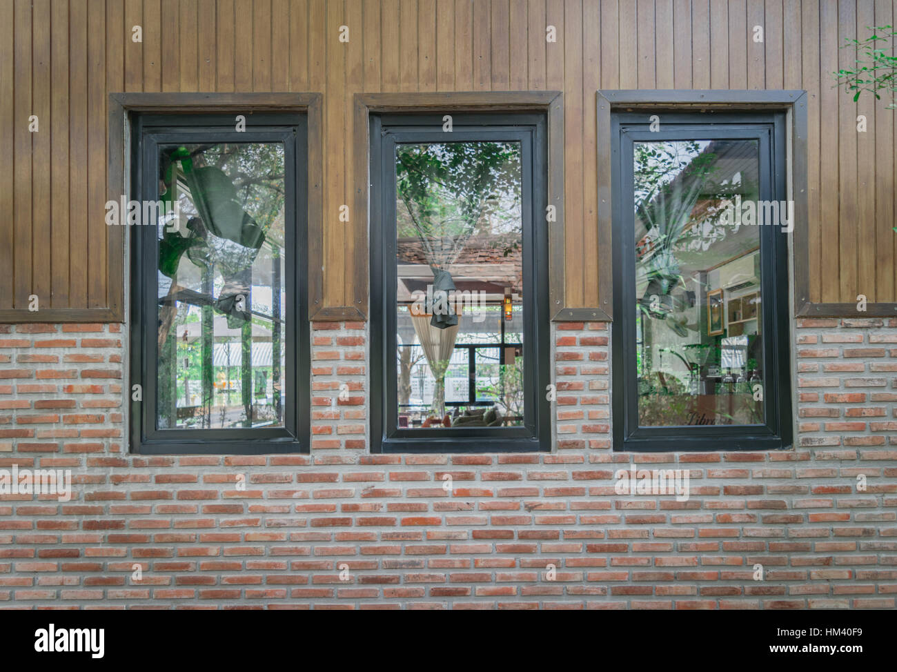 Gemauerte Wände zieren schwarze drei Frames. Stockfoto