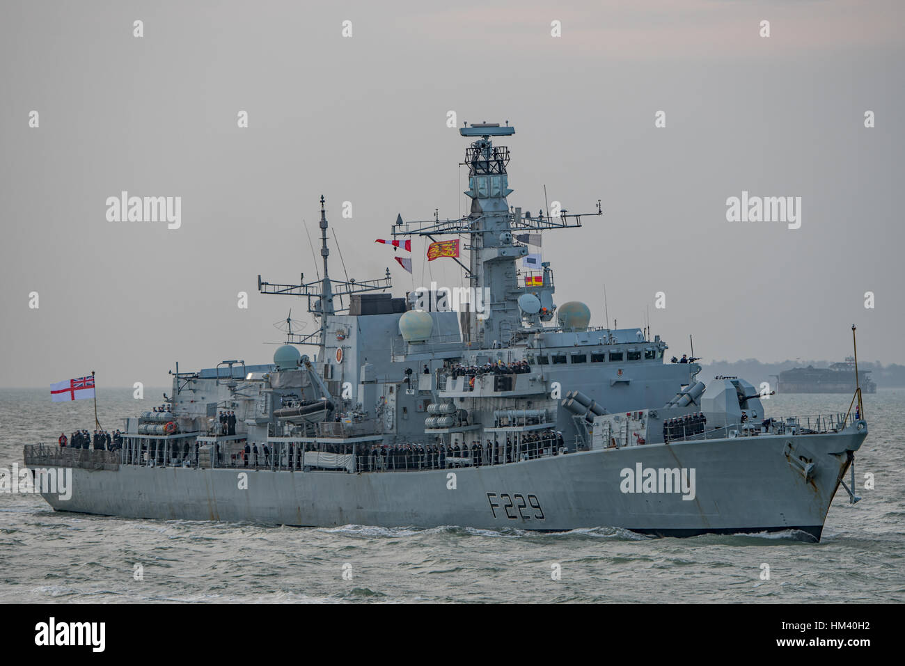 Die britische Royal Navy Typ 23 Fregatte HMS Lancaster letzte Ankunft in Portsmouth, Großbritannien am 17/12/15 ein, bevor Sie in einen Pre-einbauen finden. Stockfoto
