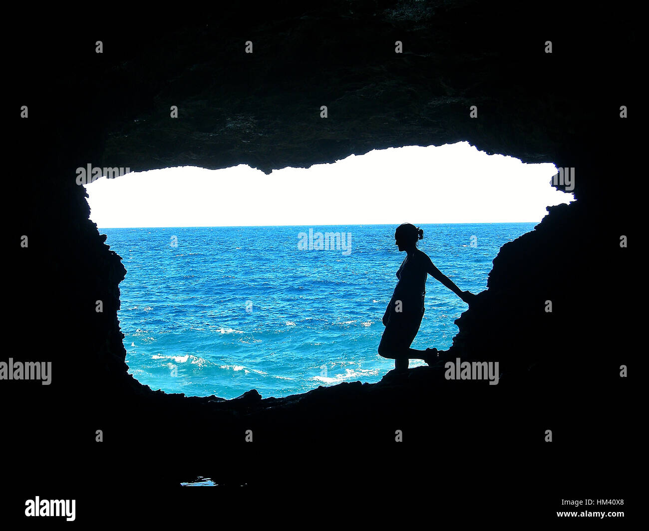 Eine Mädchen steht in der Silhouette in die Animal Flower Cave in Barbados Stockfoto