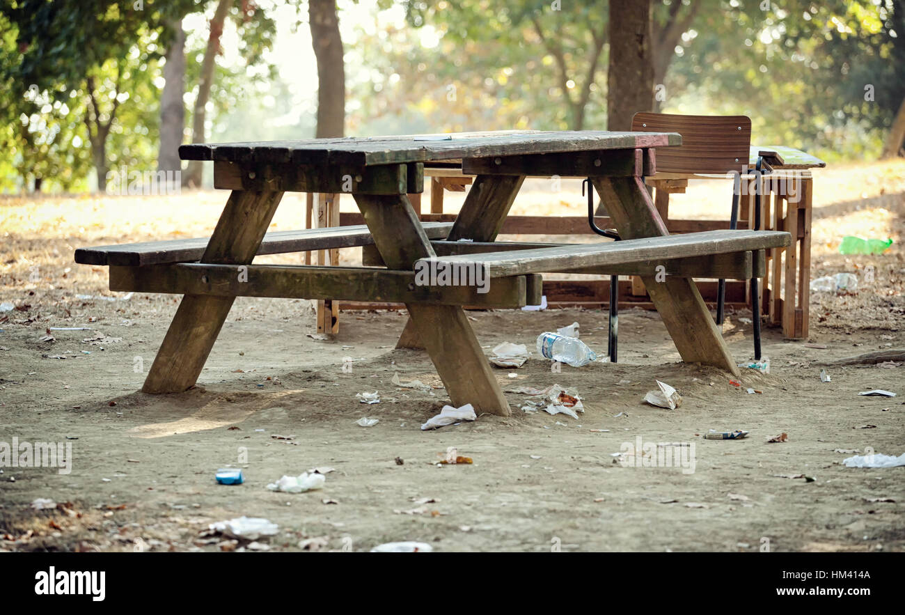 Holzbank mit verlassenen Abfälle im Park. Stockfoto