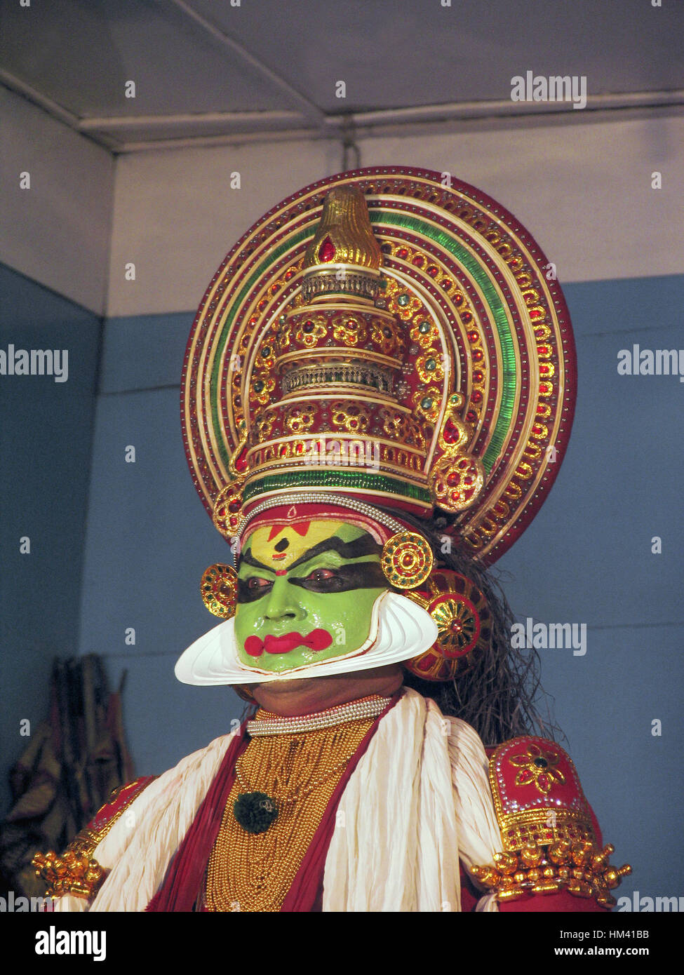Kathakali Tänzer posieren, Kerala, Indien. Kathakali ist eines der wichtigsten Formen des klassischen indischen Tanzes. Es ist eine andere Geschichte Spiel Genre der Kunst, sondern auf Stockfoto