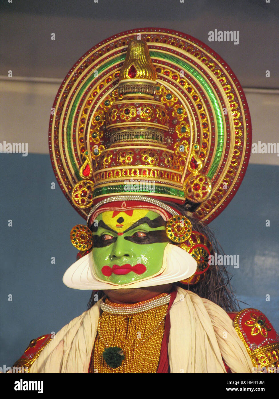 Kathakali Tänzer posieren, Kerala, Indien. Kathakali ist eines der wichtigsten Formen des klassischen indischen Tanzes. Es ist eine andere Geschichte Spiel Genre der Kunst, sondern auf Stockfoto