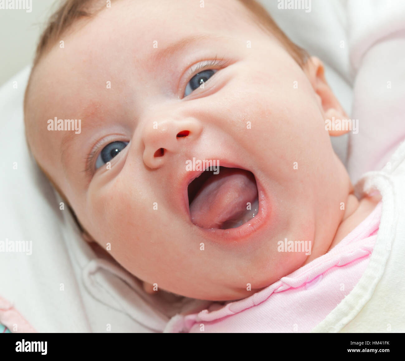 Porträt von glücklich lächelnde Neugeborenen mit blauen Augen. Stockfoto