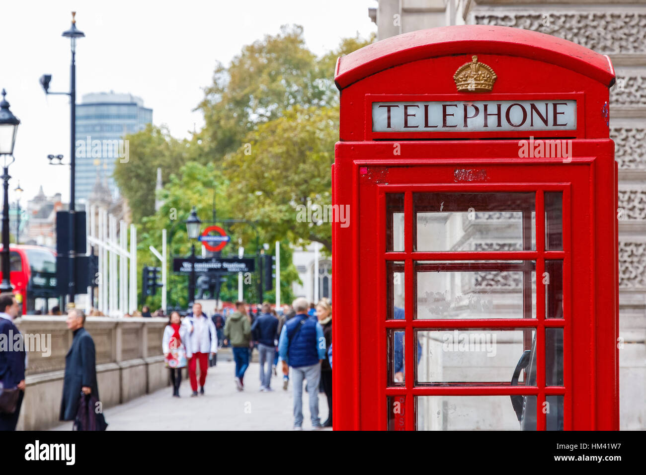 Rote Telefonzelle auf Street in London mit einem unscharfen Hintergrund der Fußgänger Stockfoto