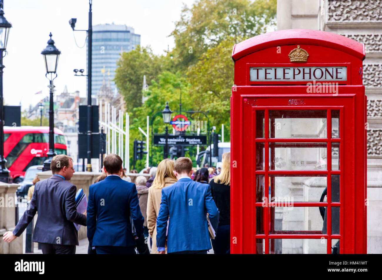 London, UK - 19. Oktober 2016 - rote Telefonzelle auf Street in London mit dem gehen Menschen im Hintergrund Stockfoto