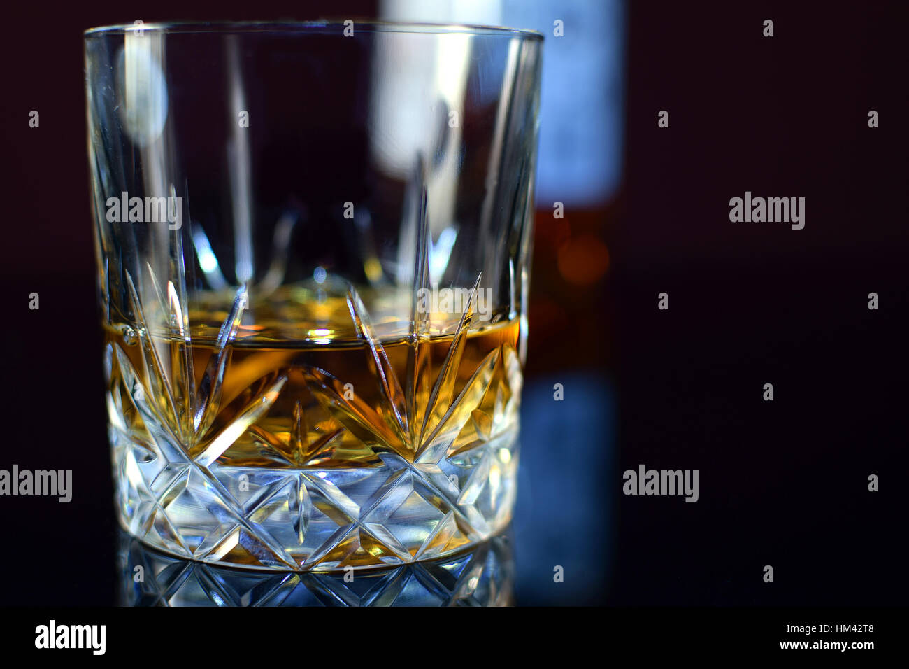 Nahaufnahme von Bourbon Whiskeyglas. Stockfoto