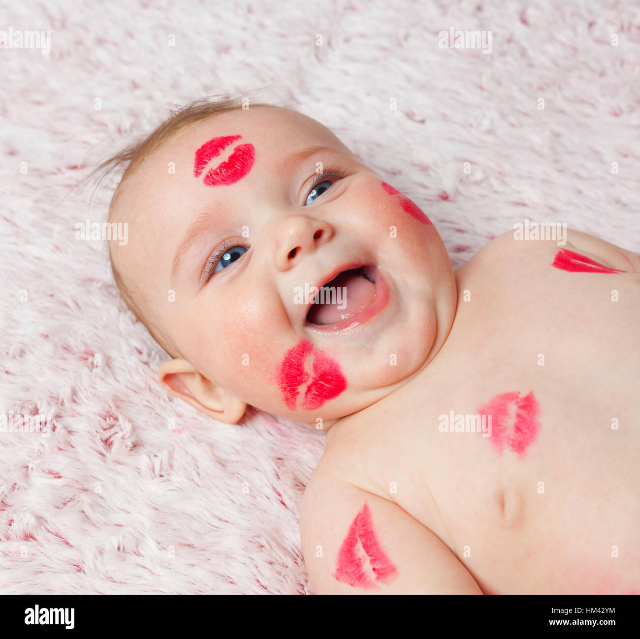 Neugeborenes Babymädchen auf der weichen Decke gefüllt Küsse mit der Lippenstift gemacht. Stockfoto