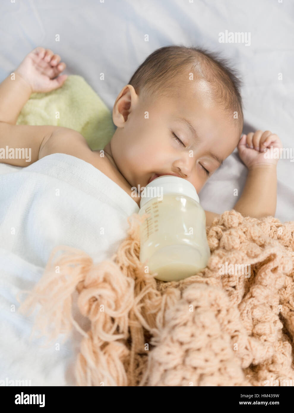 Asiatisches Baby schlafen und trinken Milch aus der Flasche Stockfotografie  - Alamy
