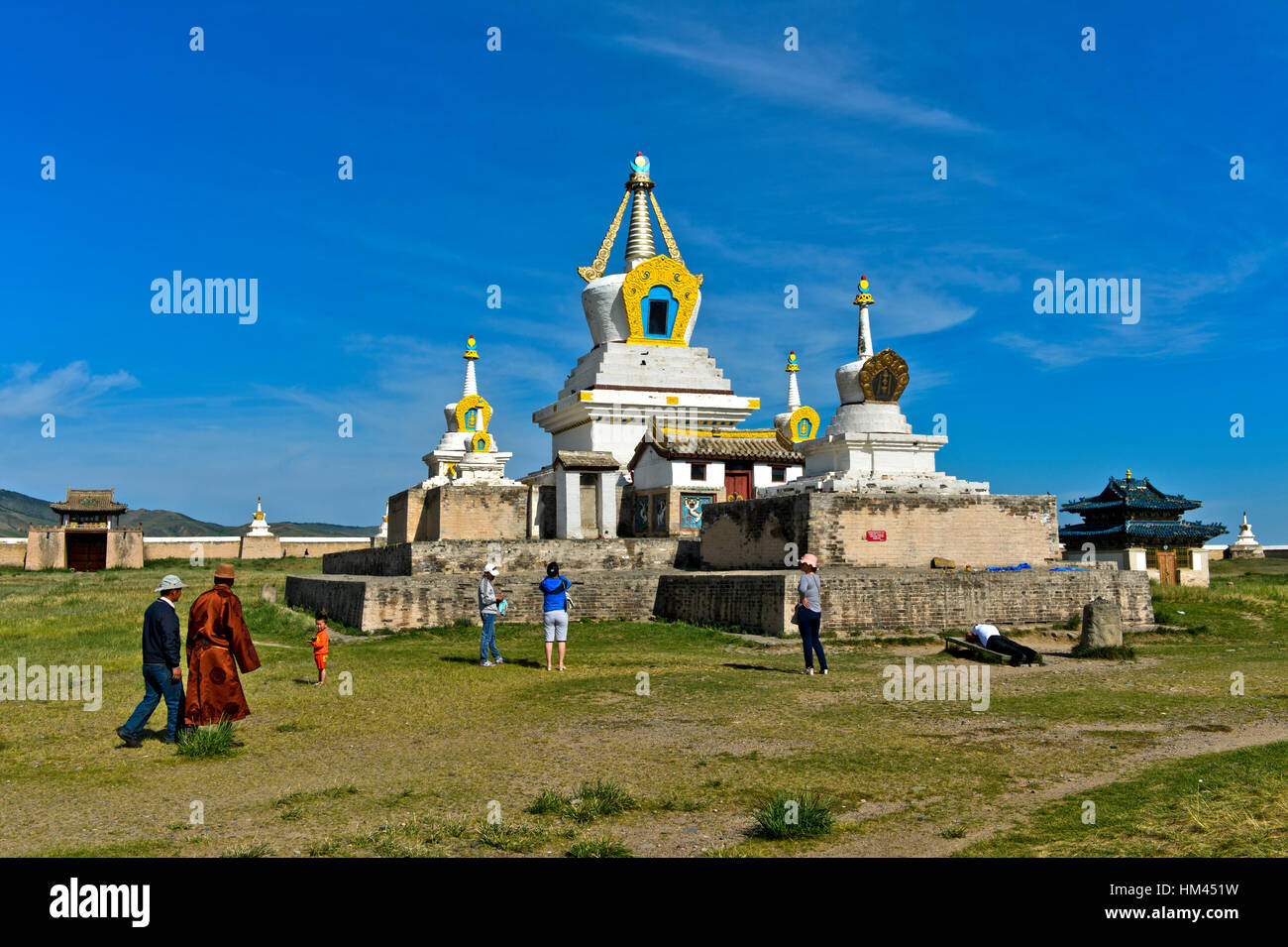 Besucher am goldenen Stupa, Bodhi Suburgan, Erdene Zuu, Kharkhorin, Övörkhangai Aimag, Mongolei Stockfoto