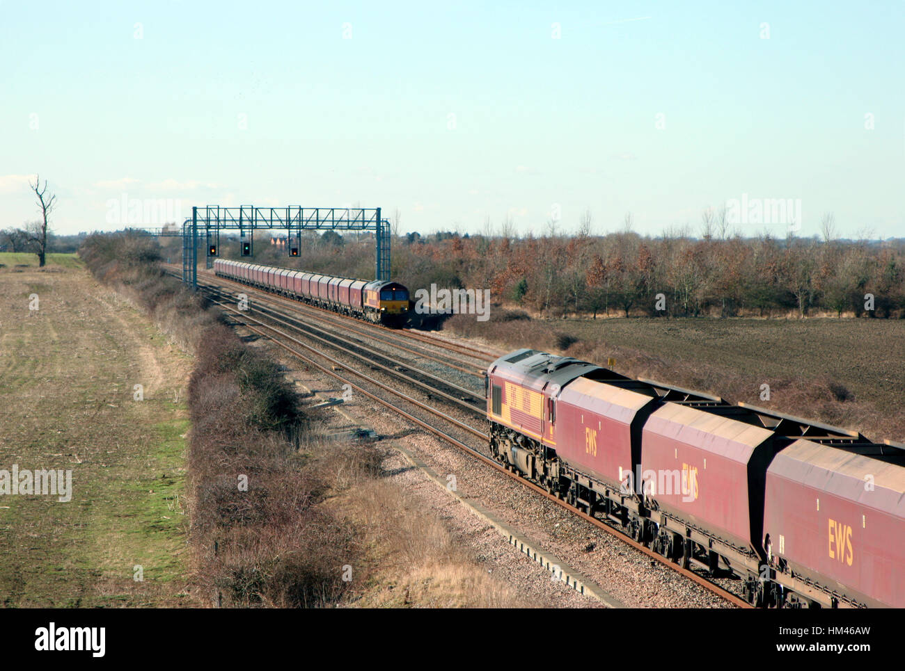 Ein Paar der Diesellokomotiven der Klasse 66 mit den Nummern 66086 und 66187 im Arbeitskraftwerk Kohlebahnen in Denchworth auf der Great Western Mainline. Stockfoto