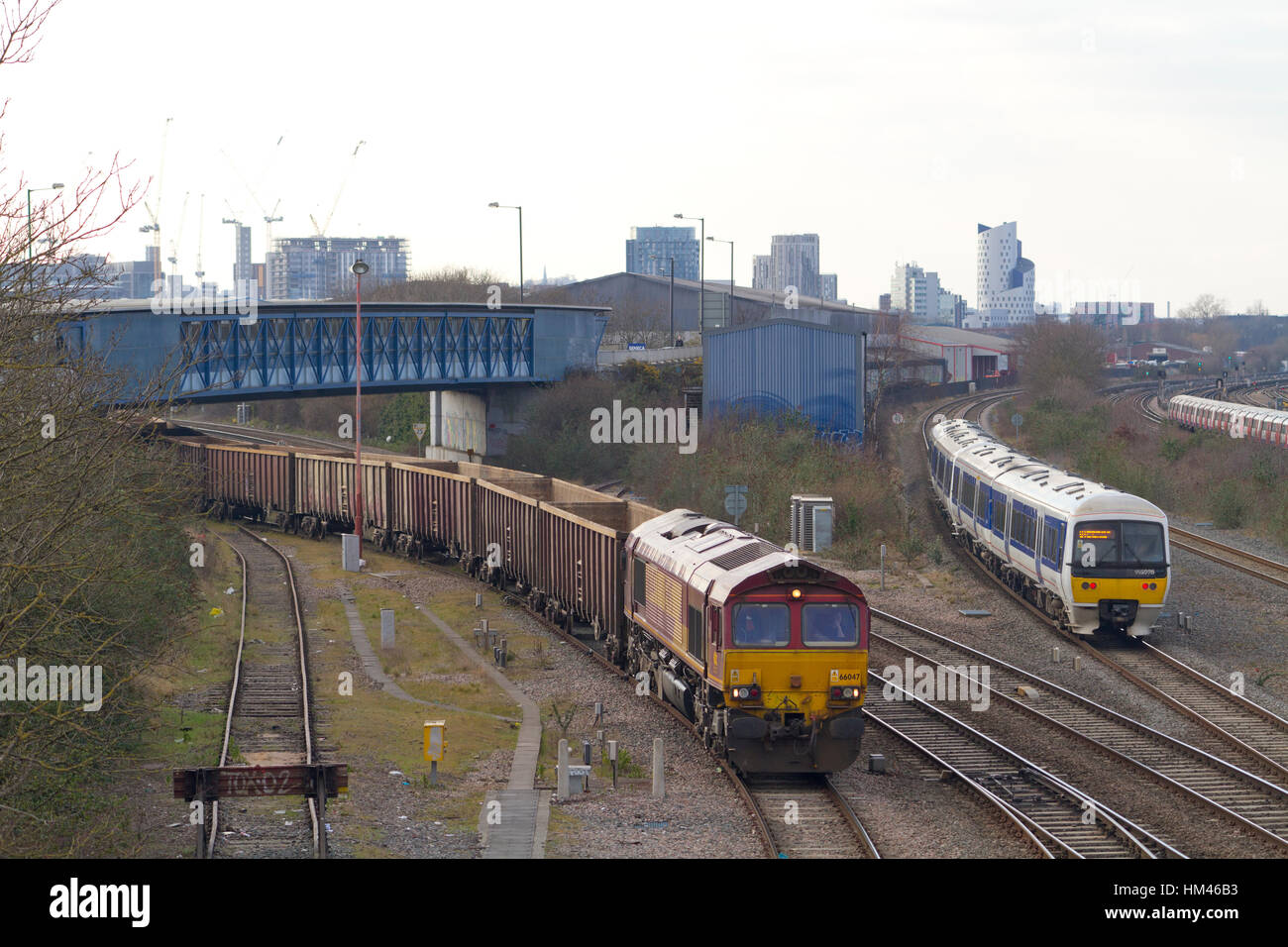 Ein Güterzug entladen an der Neasden Speditionsterminal in West London. Stockfoto